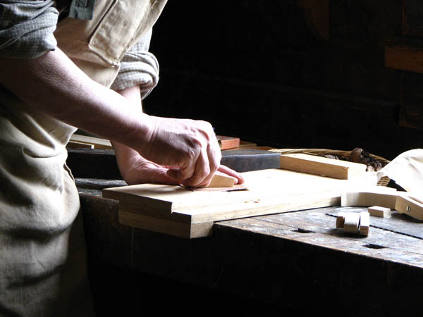 Nuestro equipo de profesionales cuenta  con muchos años de contrastada <strong>experiencia</strong> en el sector de la <strong>carpintería de madera en Viveiro</strong>.
